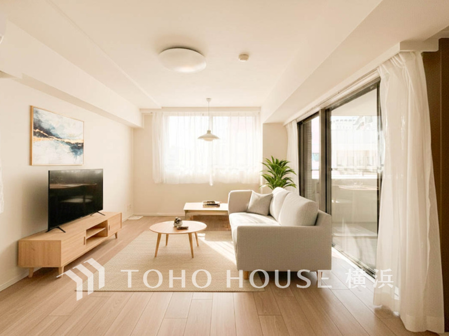 家族みんなが爽やかに健やかに過ごせるように、溢れる光をたっぷり取り込んだリビングダイニング。集いの場、憩いの場としての快適性を求めたやすらぎの空間です。（家具はAI加工です）