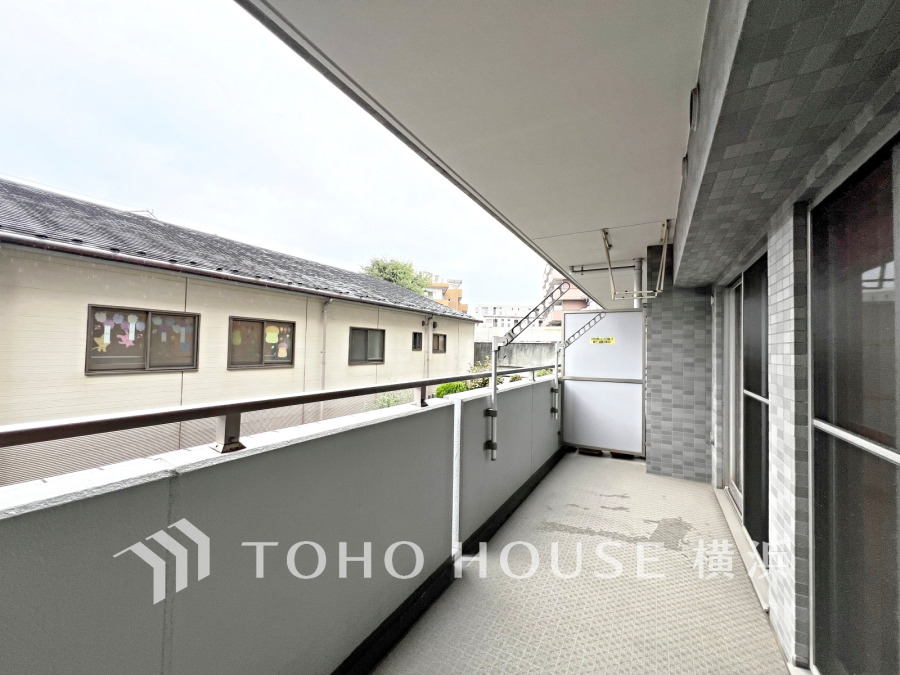 暮らしの中で光と風を演出してくれるバルコニー、見事なまでの開放的な空間を演出しながら、プライベート性も確保された空間は我が家の自慢。