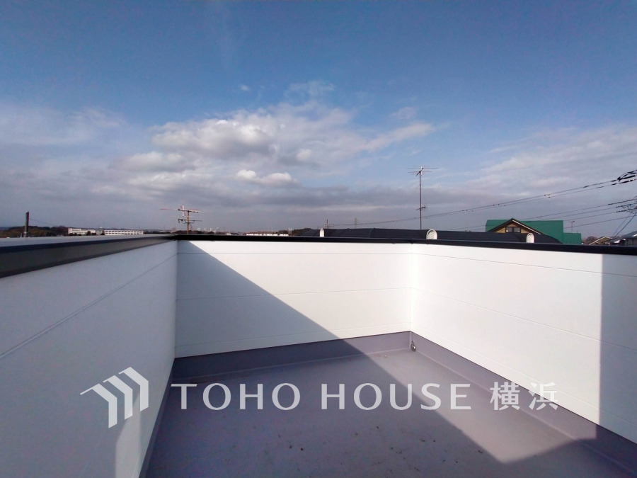 開放感あふれるルーフバルコニー。心地よい光と風を感じる寛ぎのスペースです。