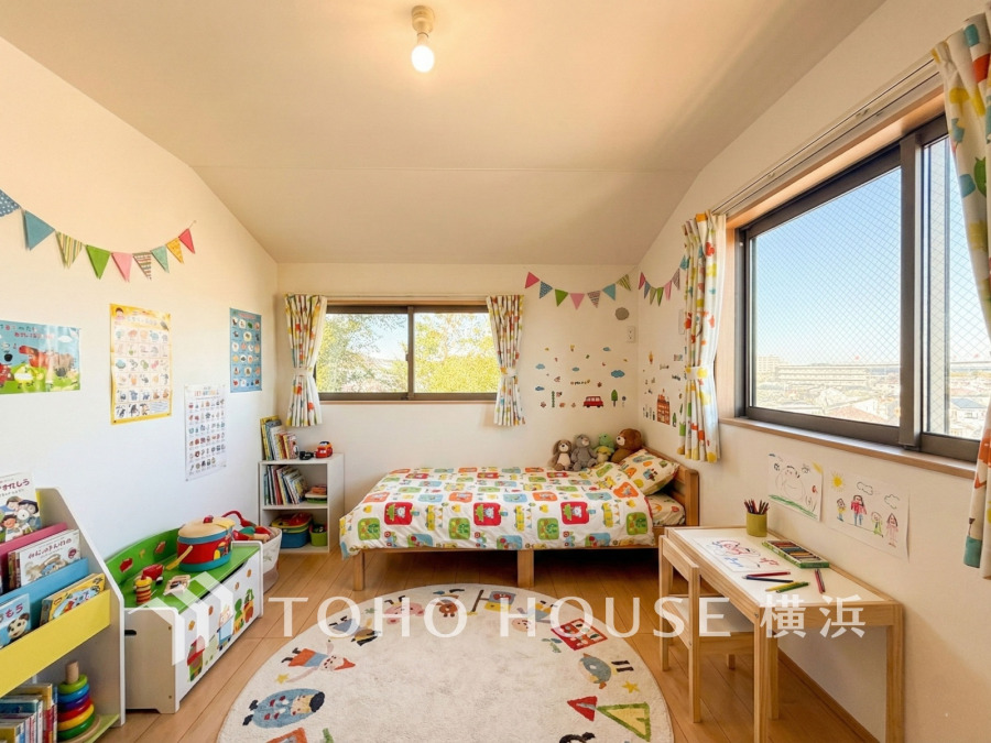 ２面採光の居室は、十分な明るさを取り入れ心地よい風を提供します。（家具はAI加工です）