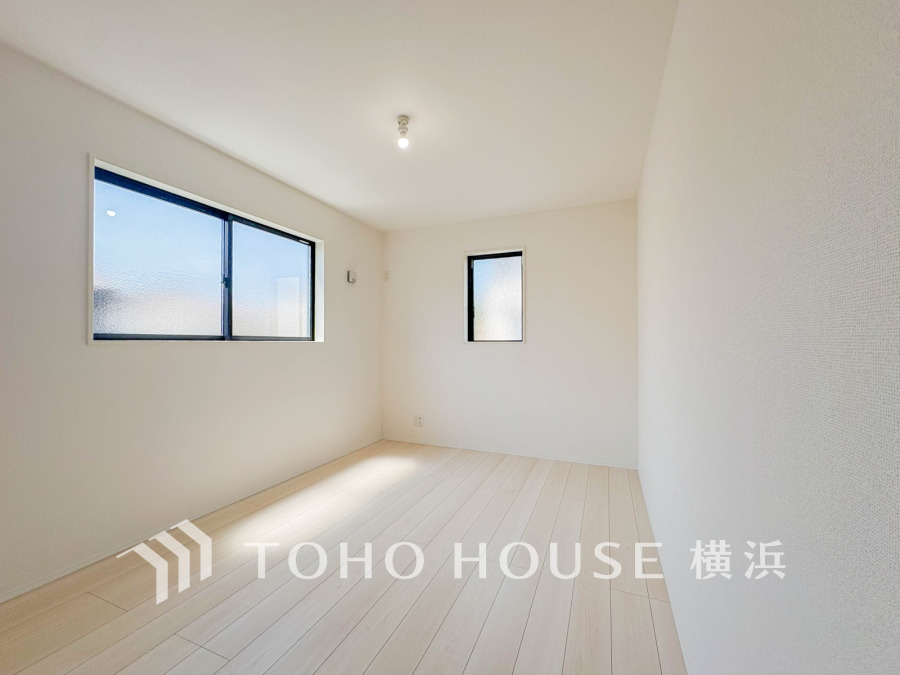大きな窓からは快適な光を取り入れ、通気性能を上げる事で居心地の良い空間を演出します。多くの時間を過ごす住まいだからこそ、いつも快適な場所であるように心掛けています。