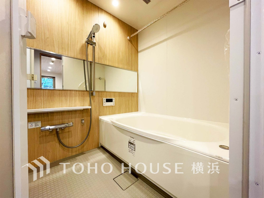 木目調の壁が温かみを演出する清潔感あふれる浴室。ゆったり浸かれる広めのバスタブでリラックスできます。