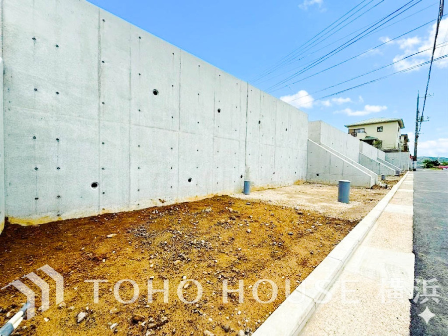 【2026年4月撮影】青空を背景に更なる美しさを醸す住空間。暖かな陽光と爽やかな風がハーモニーを奏でる上質な空間を愉しむ暮らしがここにある。