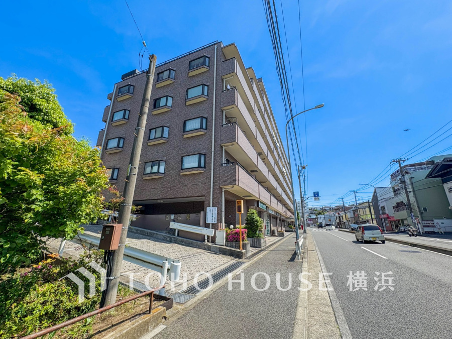 青空が広がる開放的な立地に佇むマンション外観です。明るい日差しが降り注ぎ、周辺には生活施設が充実。子育て世代にも暮らしやすい、家族の毎日を豊かに彩る住まいです。