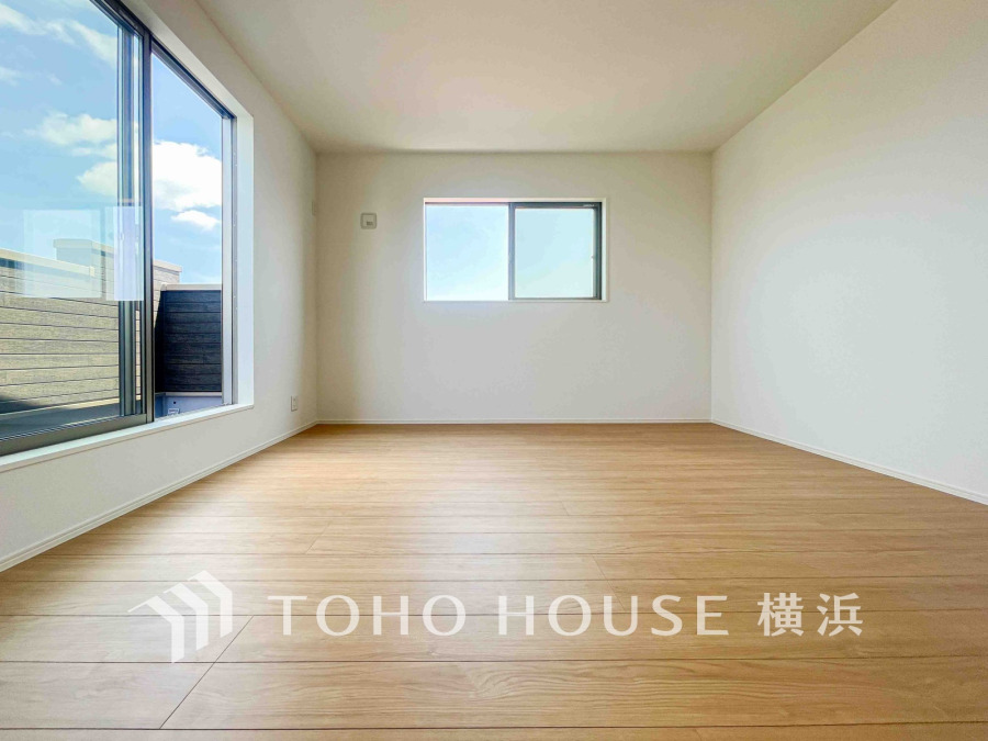 大きな窓からは快適な光を取り入れ、通気性能を上げる事で居心地の良い空間を演出します。多くの時間を過ごす住まいだからこそ、いつも快適な場所であるように心掛けています。
