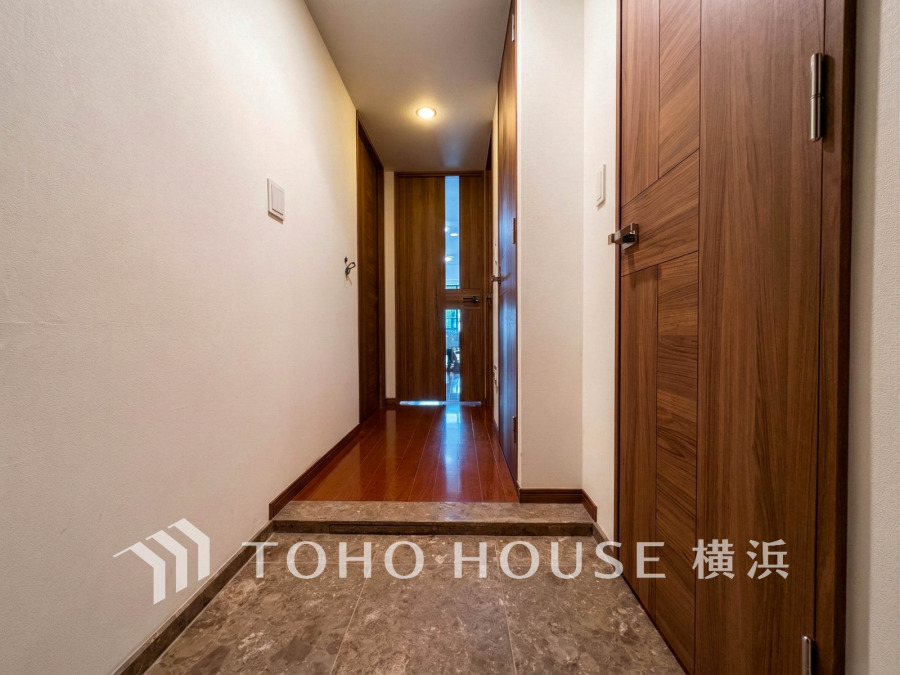 上質感漂う玄関と廊下。居住者の帰り、訪れる方を優しく迎える・安らぎに満ちた生活空間を予感させる。健やかな暮らしを楽しめそう。