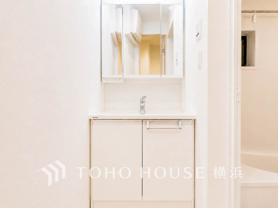 十分な大きさの洗面台は、身だしなみチェックや歯磨きなど、朝の慌ただしい時間でも余裕とゆとりを感じて頂けます。