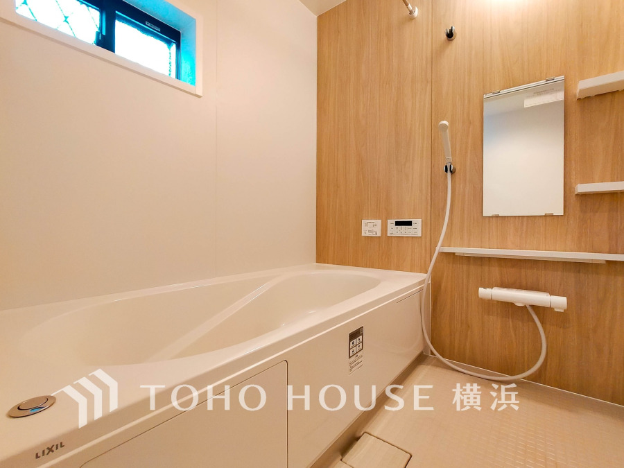 上質が感じられる質感とカラーリングで、清潔な空間美を実現。一日の疲れが癒される優雅なバスタイムを堪能できるゆとりあるバスルームです。