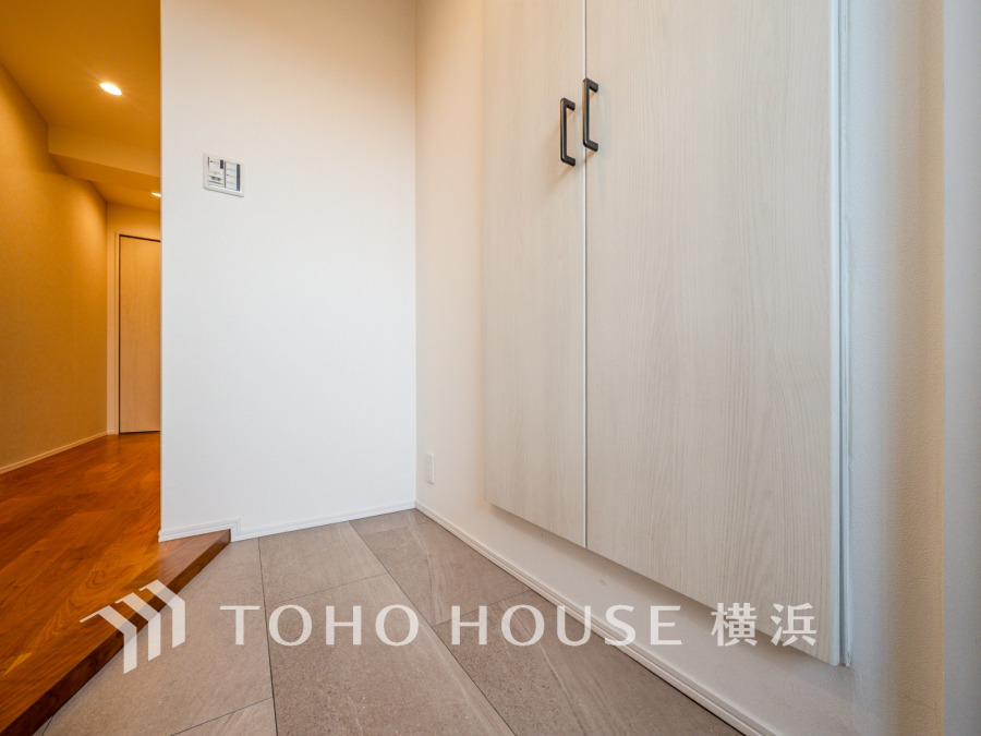 清潔感溢れる玄関がお出迎えする本邸宅の物語は、ここから始まる日常を期待させます。この場所には「希望」と「優越」で包み込んでくれる「特別」な空間があります。