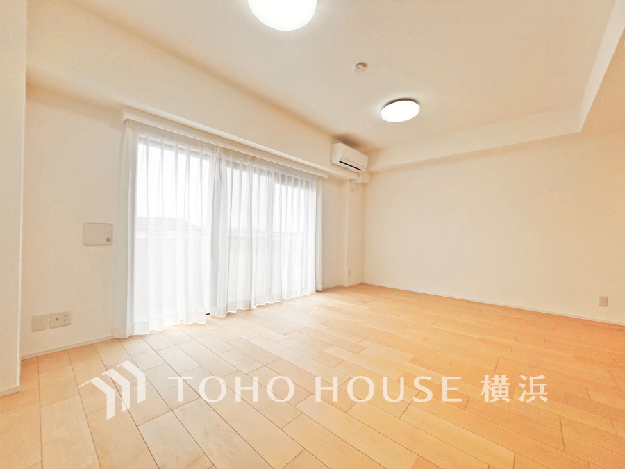 大きな窓からたっぷりと光が入る明るいLDK。落ち着いた雰囲気に包まれた空間です。
