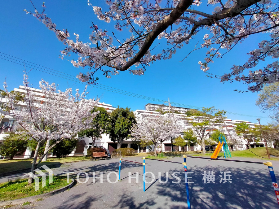 敷地内には公園があり、お子さまがいらっしゃるご家庭も安心して遊ばせられるのも魅力。また、テニスコートも敷地内にございます