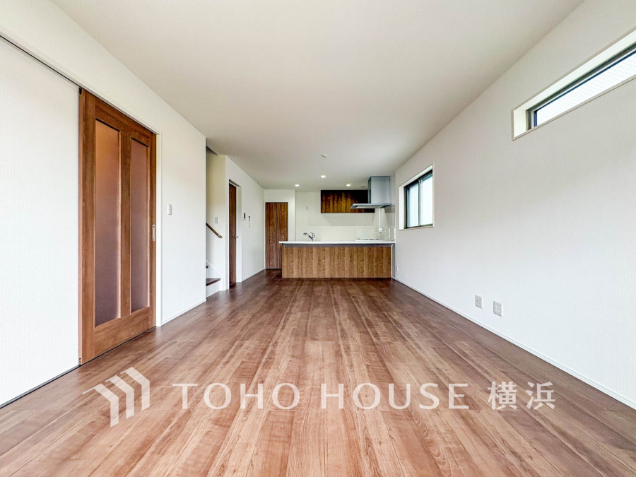 家族と過ごすひと時を溢れる光が優しく包み込むリビングダイニング。家族とともに、心穏やかに過ごすひととき。家族との時間、自分の時間を大切にできる空間がここにあります