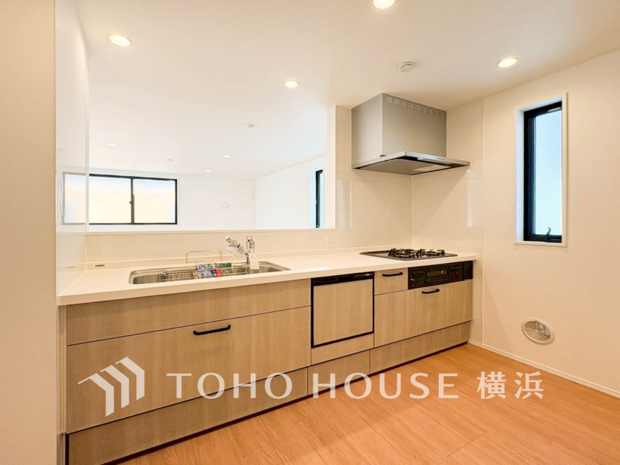 明るく開放感のある対面キッチン。収納豊富で使い勝手もよく、家族との会話を楽しみながら調理ができます。