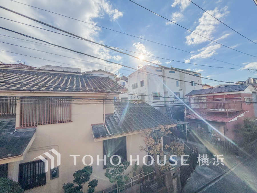 開放感があり、遮るものもなく気持ちのいい景色が広がります。お部屋にも爽やかな風と暖かく柔らかな日差しが差し込み、毎日の暮らしを豊かに彩ります。（2025年11月撮影）