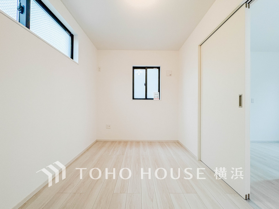 採光もアクセントの一つとして。プライベートルームにはやさしい光が射し込んでいて、この明るい好みの空間で読書をしたり、音楽を聞いたりと一人の時間も充実したものにできます。