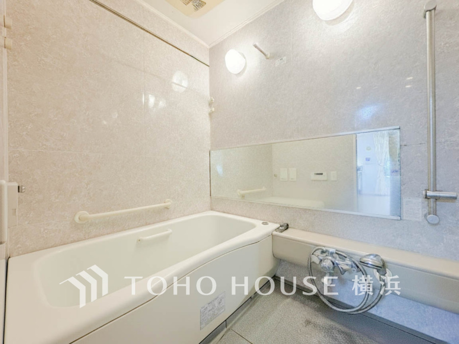 1日の疲れを癒すバスルームは、心地よいリラックスを叶える清潔感溢れる美しい空間です。心からゆったりと寛いでいただけるよう、ゆとりのスペースを確保してます。