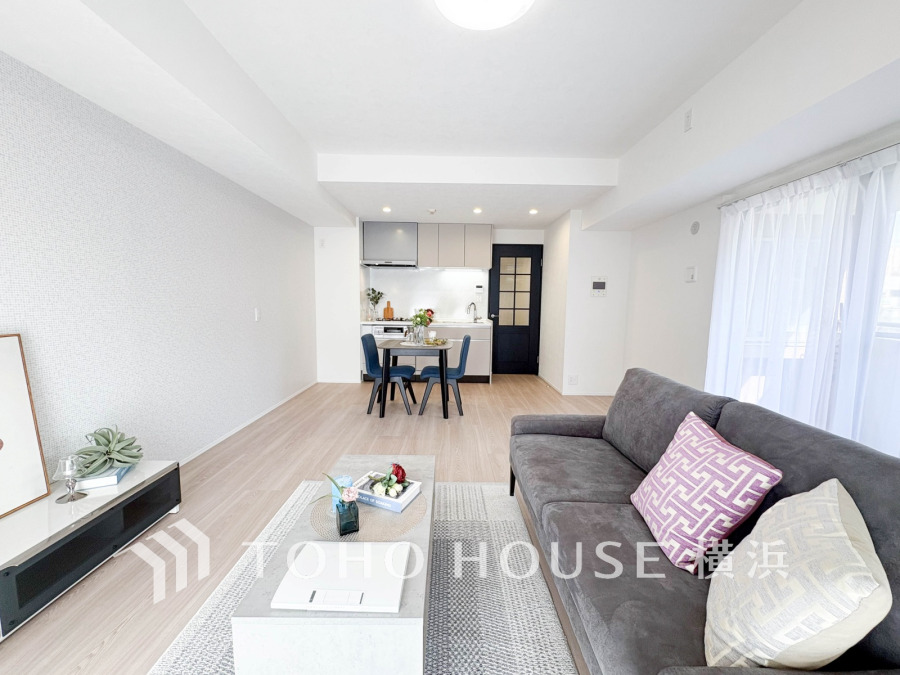 明るく開放的な空間が広がるLDK。室内には豊かな陽光が注ぎ込み、爽やかな住空間を演出。ホームパーティーでもゲストと一緒に料理を楽しみながら楽しい時間を過ごせそう。