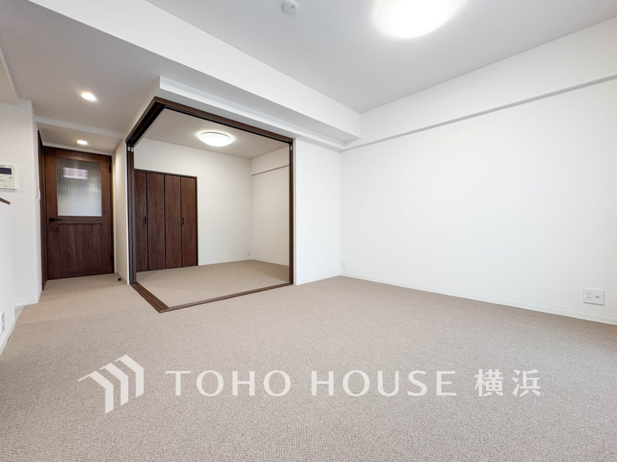 明るく開放的な空間が広がるLDK。室内には豊かな陽光が注ぎ込み、爽やかな住空間を演出。
