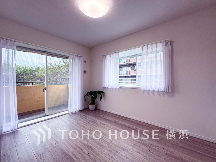 2面採光の居室は快適な光と心地よい風を取り入れます♪収納スペースもあり、生活しやすい居住スペースです。多くの時間を過ごす住まいだからこそ、いつも快適な場所であるように心掛けています。