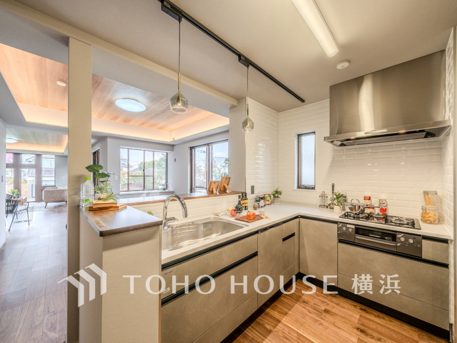 機能性とデザイン性を兼ね備えた開放的なキッチン空間。リビングとの一体感も考慮され、美しい空間が実現。
