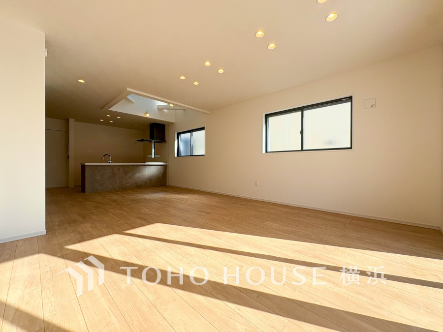 家族と過ごすひと時を溢れる光が優しく包み込むリビングダイニング。家族との時間、自分の時間を大切にできる空間がここにあります。