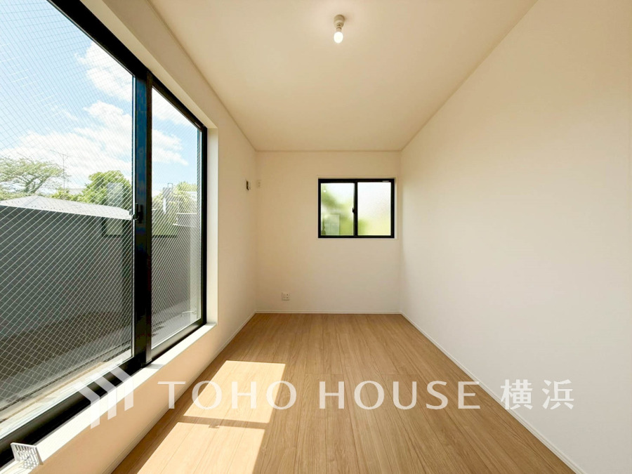 大きな窓からたっぷりと陽光が注がれる明るい空間。家族の成長に対応できる永住仕様の間取り。一日の疲れをいやしてくれる主寝室。時を忘れて過ごす場所として過ごせるお部屋。