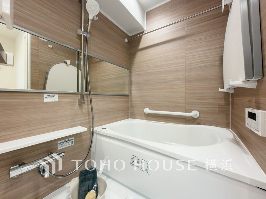 心地よいリラックスを叶える清潔感溢れる美しい空間。快適で機能的なバスルームです。
