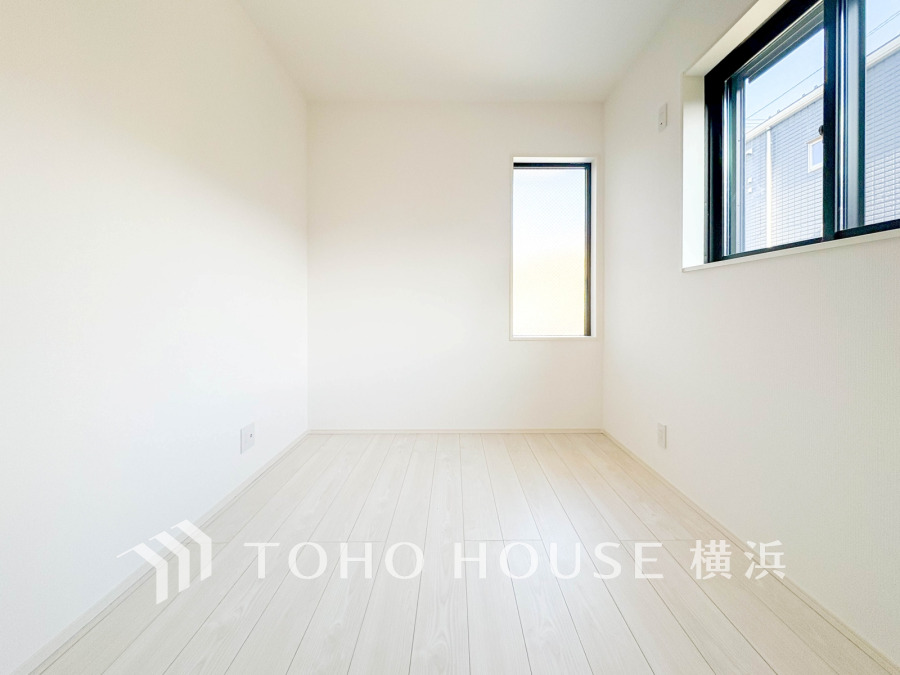 明るい自然光が差し込むシンプルで清潔感あふれる洋室。快適な住空間を演出します。