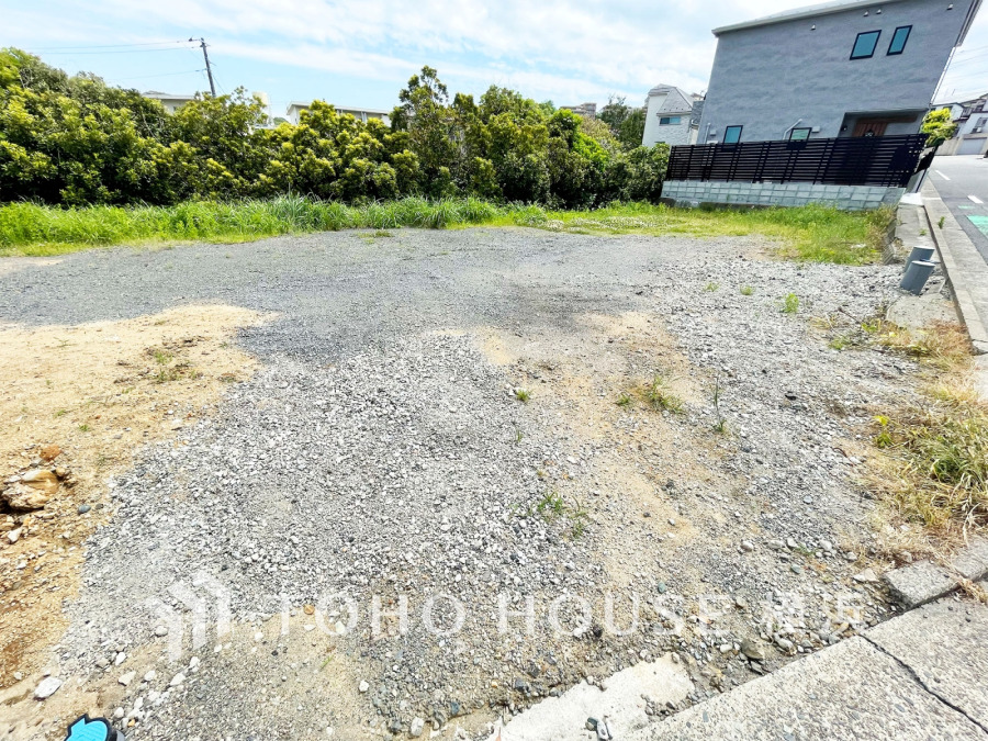 小学校に隣接した閑静な住宅街につき落ち着いた住環境です