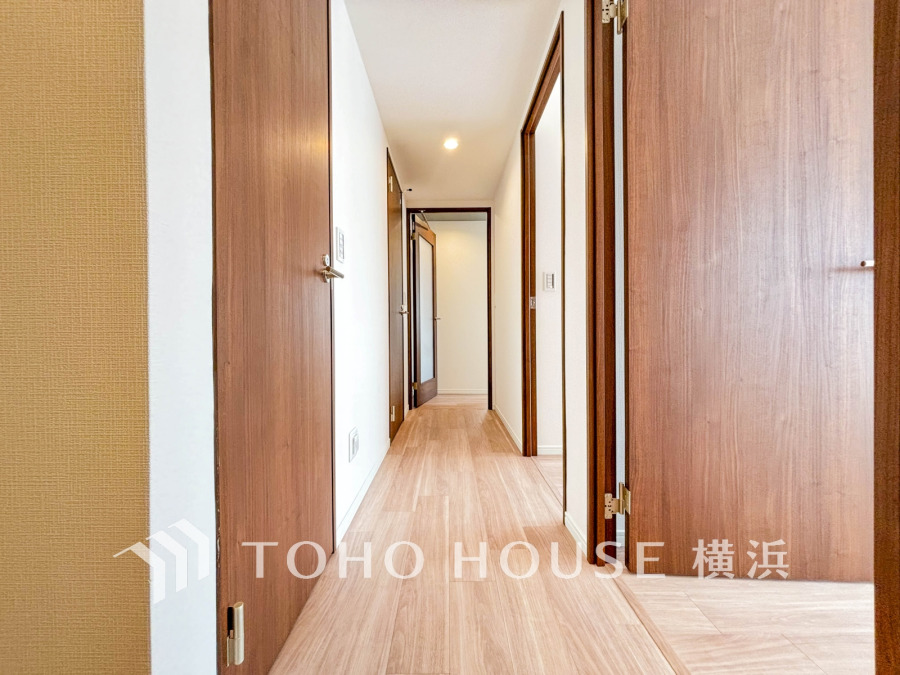 上質感漂う玄関と廊下。居住者の帰り、訪れる方を優しく迎える・安らぎに満ちた生活空間を予感させる。健やかな暮らしを楽しめそう。