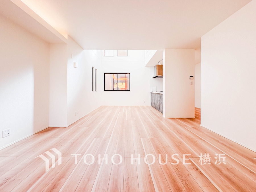 明るい光が差し込む吹き抜けのリビングは、開放感と温かみを兼ね備えた快適な空間です。