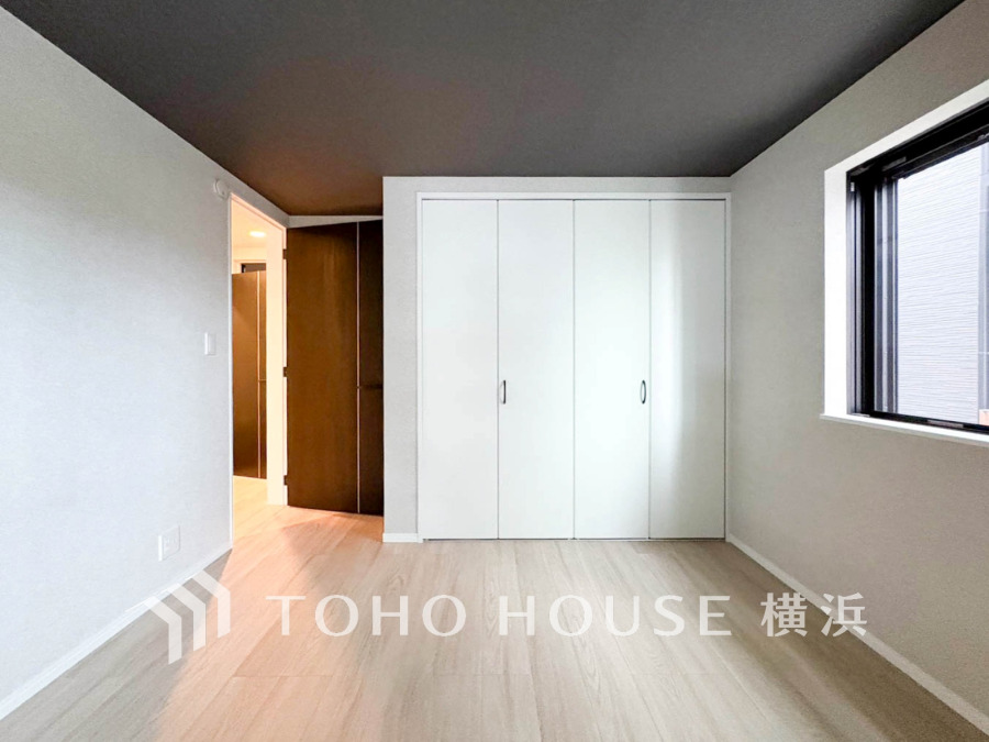 穏やかな風と陽光を導き、プライバシーに配慮された設計プランを採用し、居住性を一段と心地よいものにしています。明るく開放的な空間を演出しております。