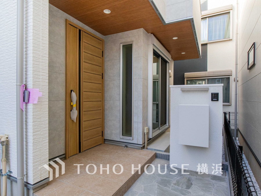 お客様をお迎えする玄関は落ち着いた雰囲気。帰り着くたびに洗練されたテイストの空間に迎えられ誇りと喜びを感じる玄関まわりです。