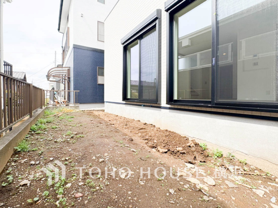 綺麗にデザインされたお洒落なお庭スペース。広さもあるのでお子様が遊んだり、ペットと戯れたりと楽しい時間を過ごせます。