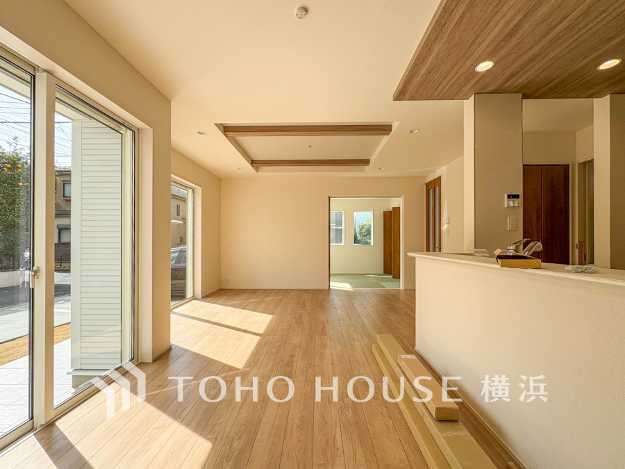 明るく開放的な空間が広がるLDK。室内には豊かな陽光が注ぎ込み、爽やかな住空間を演出。
