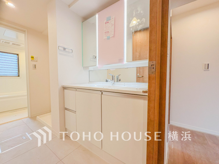 十分な大きさの洗面台は、身だしなみチェックや歯磨きなど、朝の慌ただしい時間でも余裕とゆとりを感じて頂けます。