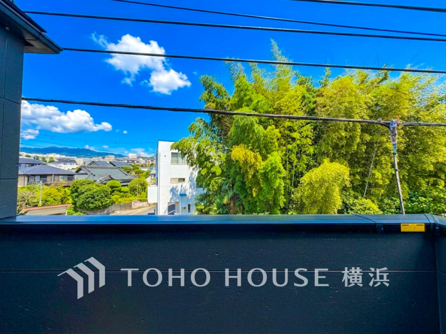 たっぷりの陽光が差し込むバルコニー。健やかな暮らしを守る太陽の恵みを存分に享受できます。爽やかな風と暖かな陽射しが紡ぐハーモニーが日々の暮らしのBGMになることでしょう。