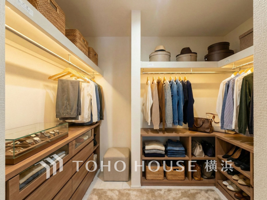 ひと目で収納物を確認できるウォークインクローゼットは、ゆとりの広さを備えた大型収納。数多くの衣類に加え、足元には引出しや衣装箱、シューズボックスなども収納することができます。