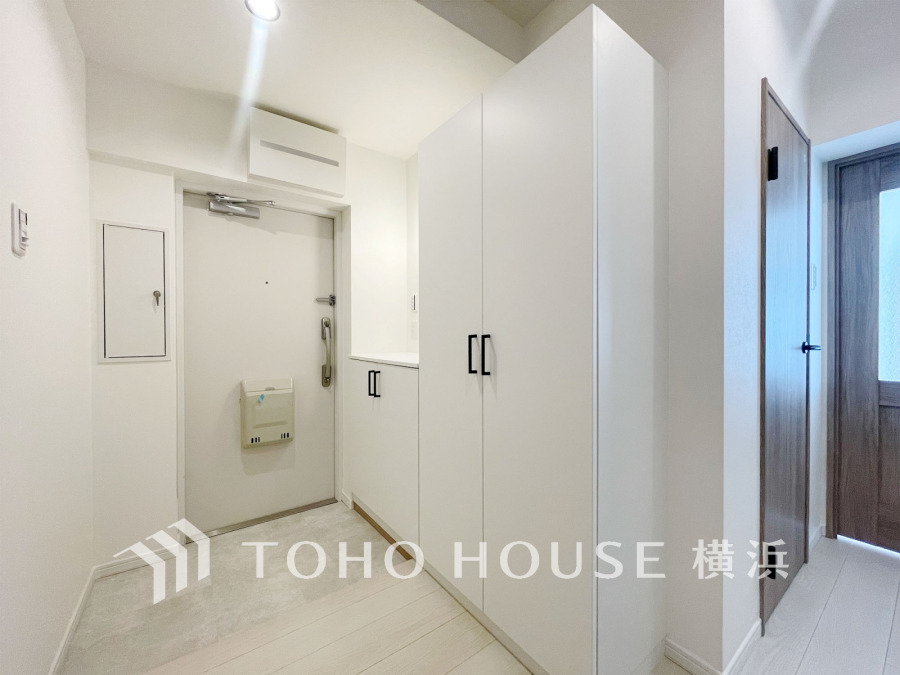 白を基調とした清潔感あふれる玄関。大容量のシューズボックスで収納も充実しています。