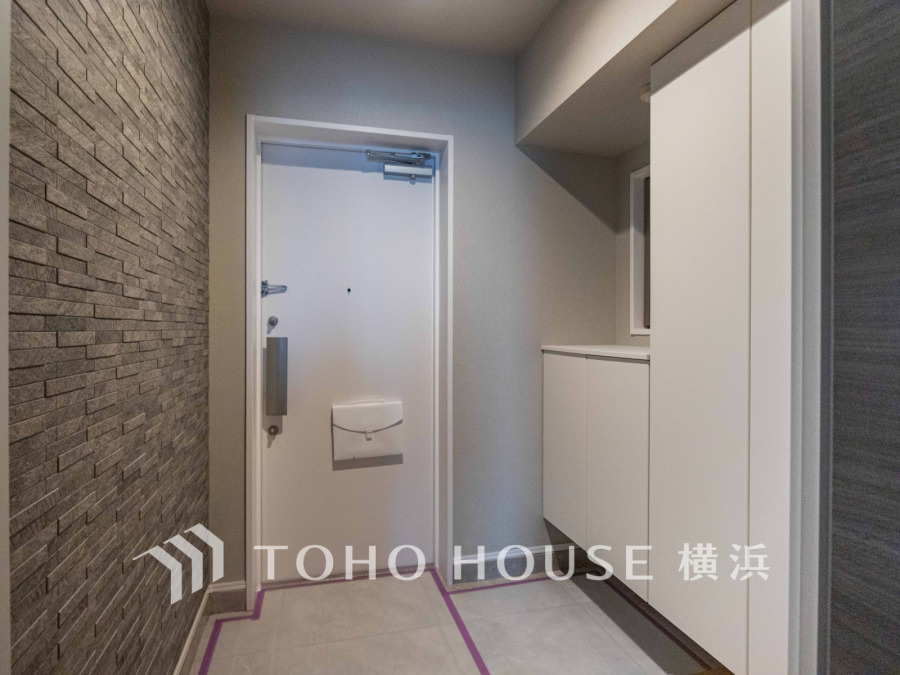 お客様をお迎えする玄関は落ち着いた雰囲気。帰り着くたびに洗練されたテイストの空間に迎えられ誇りと喜びを感じる玄関まわりです。