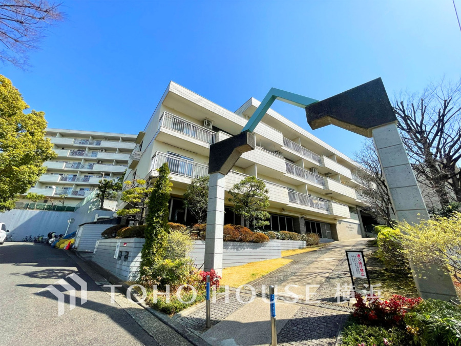 爽やかな青空の下に贅沢なほどに降り注ぐ陽光、豊かな居住性と、クオリティが見事に調和した住空間は、住まうことの喜びを感じさせてくれます。 