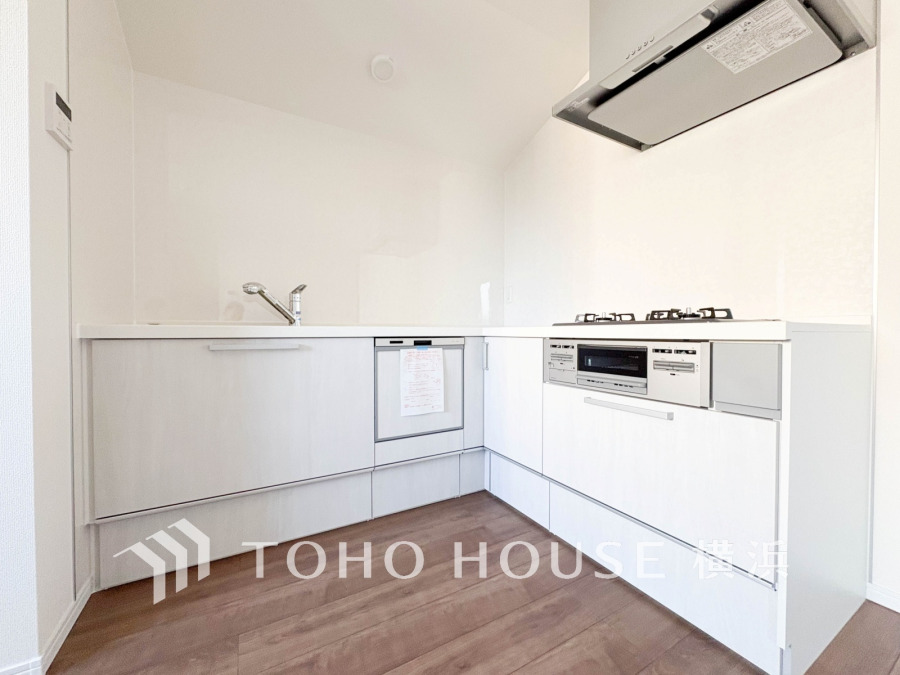 清潔感あふれるL字型キッチンは作業スペースが広く、収納も充実した使いやすい設計です。