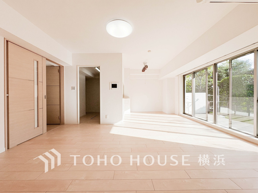 大きな窓から自然光が降り注ぐ明るいリビング。開放感あふれる空間で快適な暮らしを実現します。