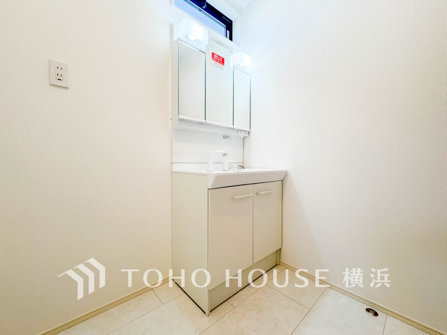 清潔感あふれるホワイト基調の洗面台。収納も充実し、毎日の身支度を快適にサポートします。