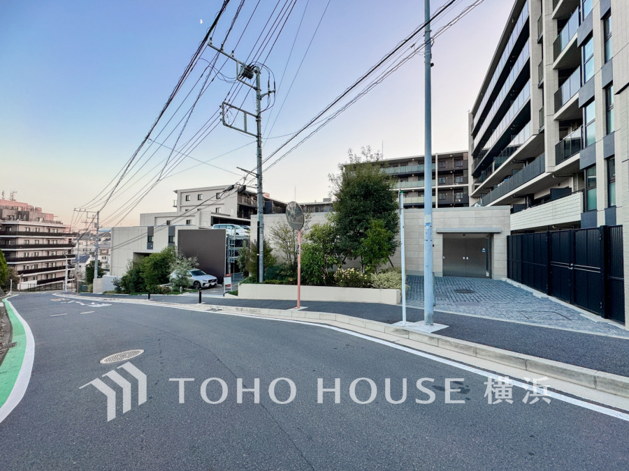 風を感じ青い空から太陽の恵みを感じる温もり溢れる佇まい。住む人を映し出す洗練された佇まいは、いつまでも輝き続けながらいつしか街の風景に溶け込んでいきます。