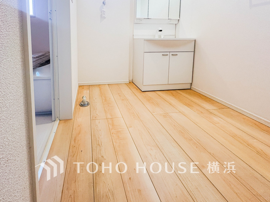 落ち着いた空間を演出するカラーと、ゆったり落ち着いてお使い頂ける広さが魅力のパウダールーム。居室からも独立しており、プライベート空間を保ちます。