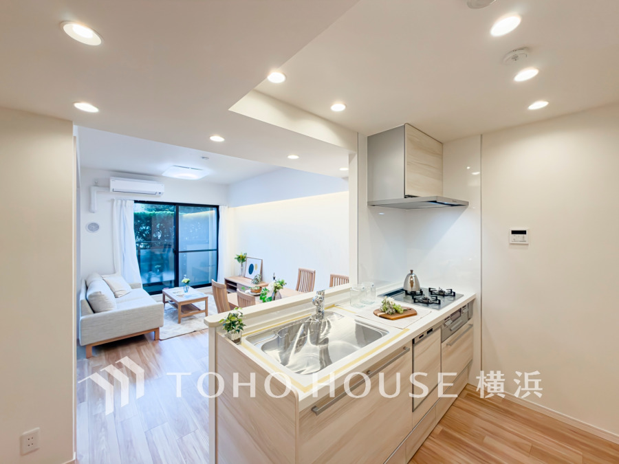 家族みんなが爽やかに健やかに過ごせるように、溢れる光をたっぷり取り込んだリビングダイニング。集いの場、憩いの場としての快適性を求めたやすらぎの空間です。