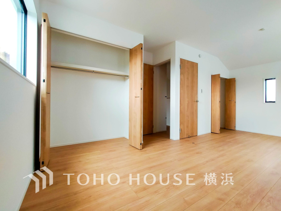 2階の洋室は、扉も収納も2つ設置されており、将来的に仕切って2部屋としてご使用頂ける未来志向の間取り。お子様の成長や多様なライフスタイルに対応できる永く快適なお住まいに仕上げております。