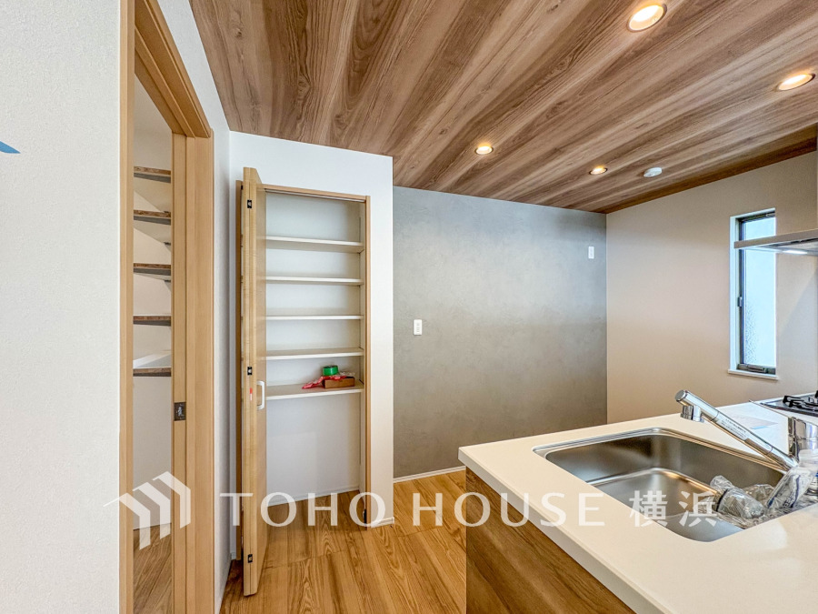 長期保存できる缶詰や調味料などの食品類の他、かさばるペーパーやラップ類をまとめて収納しておけるパントリー。キッチンまわりの掃除用具などを置くのにも便利ですね。