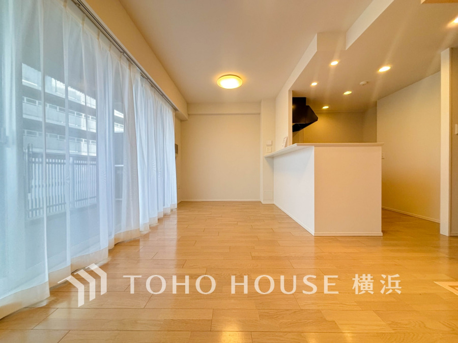 大きな窓から自然光が差し込む明るいリビング。対面キッチンで家族との会話も弾みます。